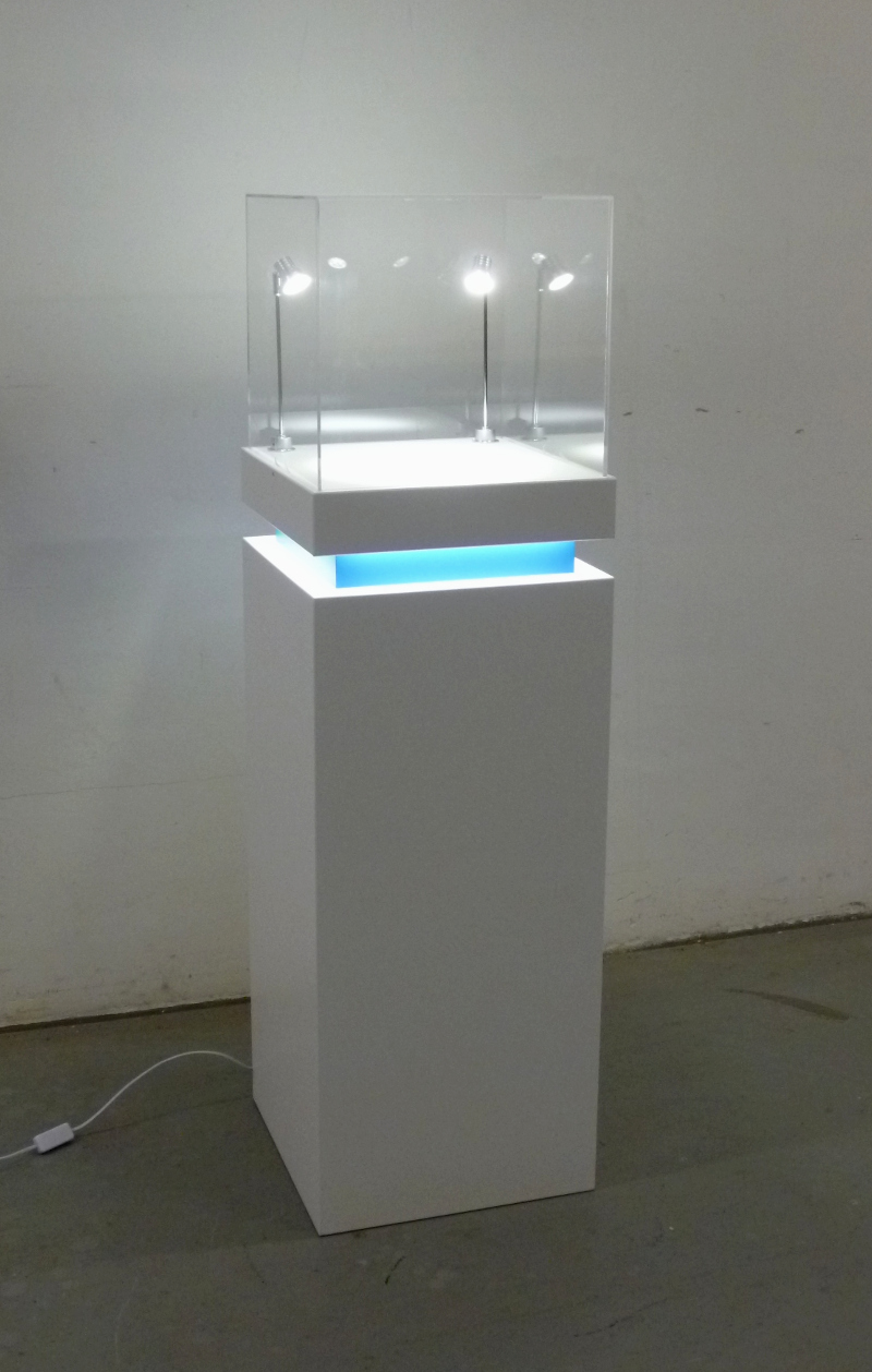 totem con faretti e striscia led inferiore
